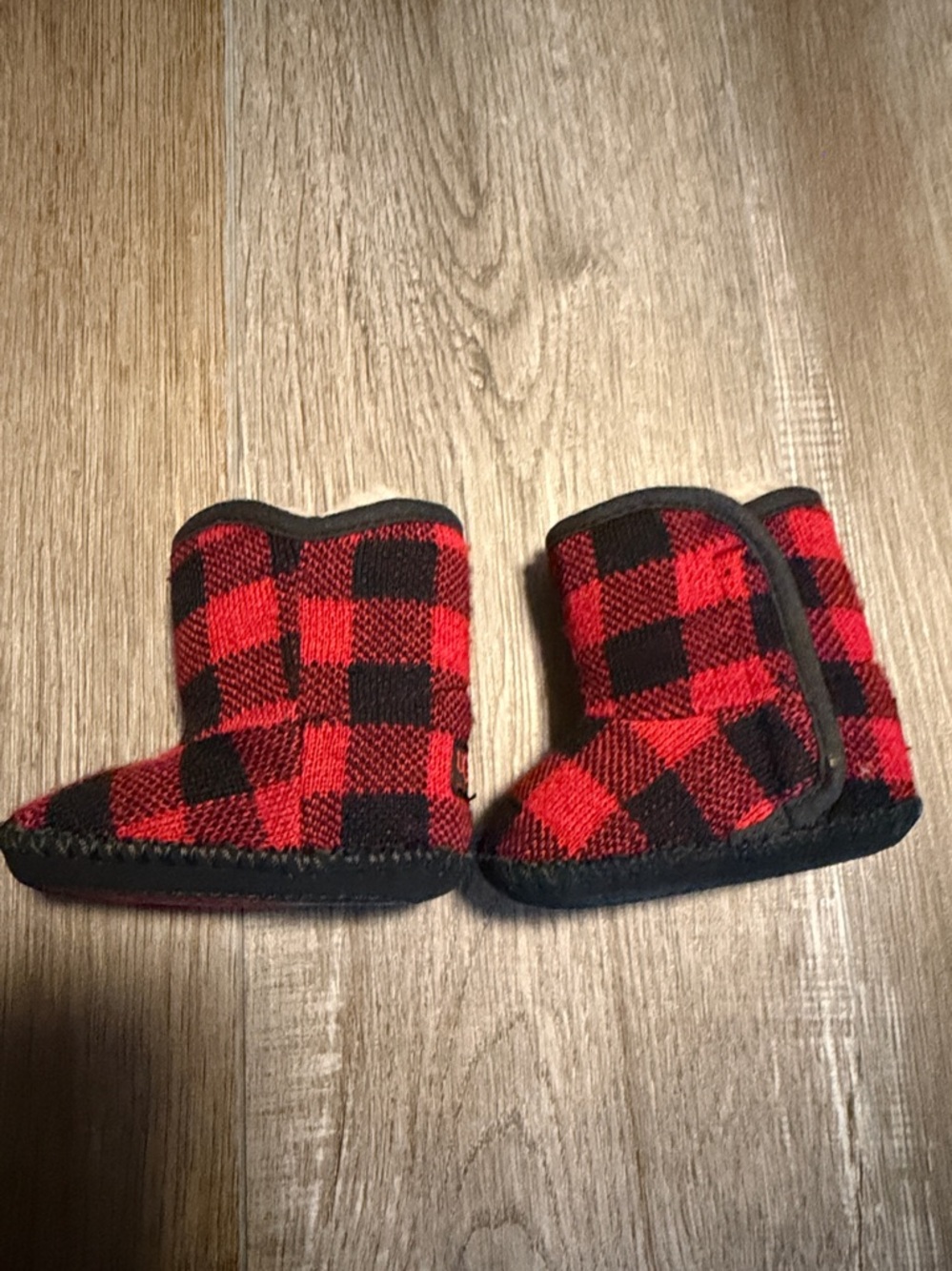 UGG Australia Purl Pine infant boots featuring a red and black buffalo plaid - Picture 2 of 6